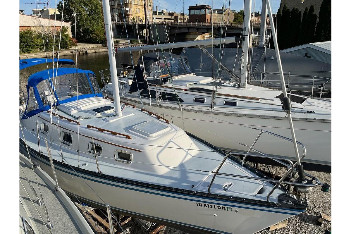 Used 1983 Marlow-Hunter 27 Cherubini