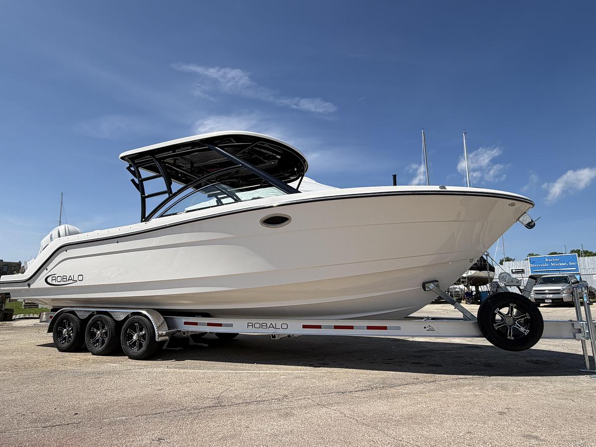 2026 Robalo R317 Dual Console