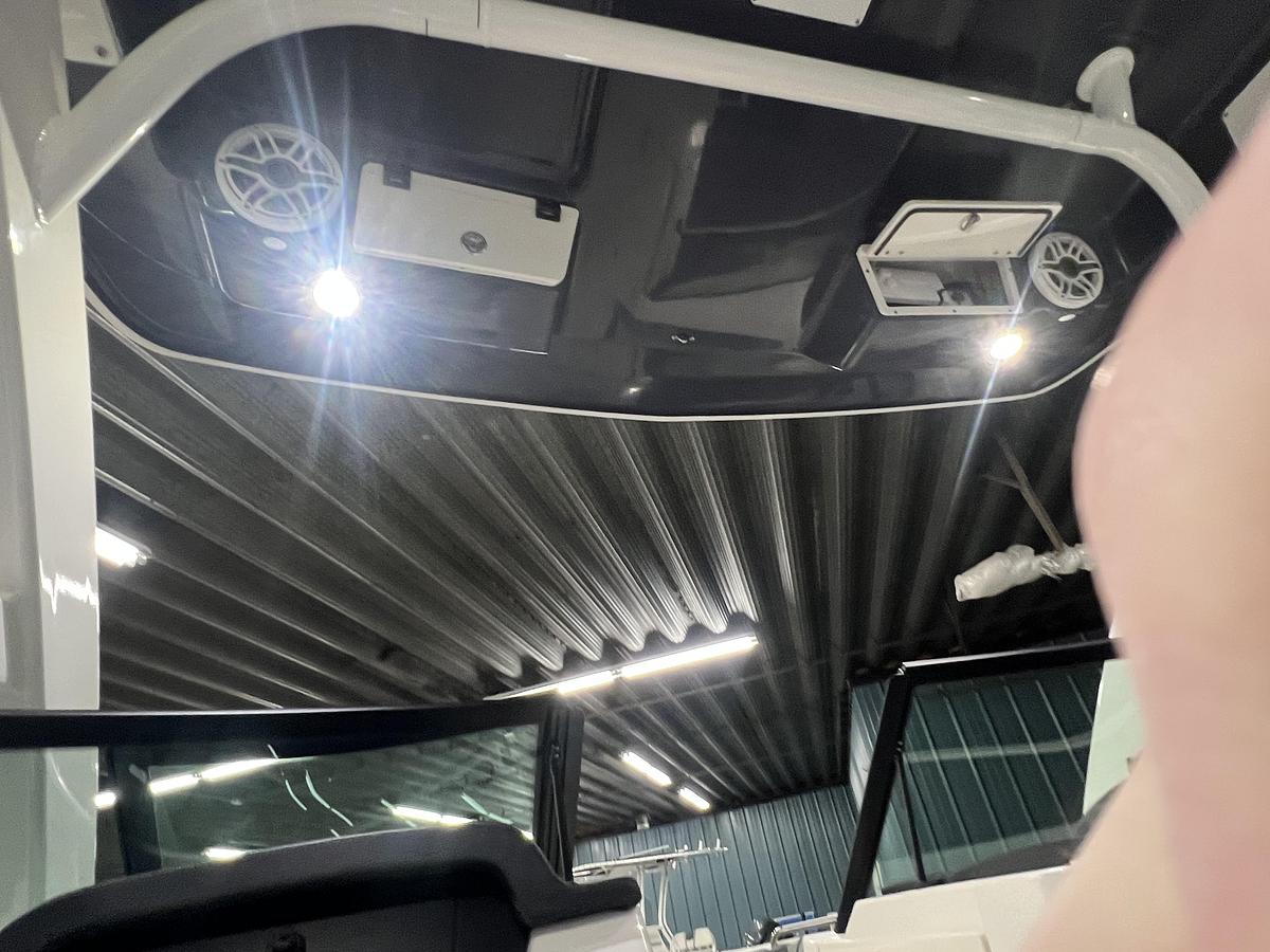 2026 Robalo R257 Dual Console