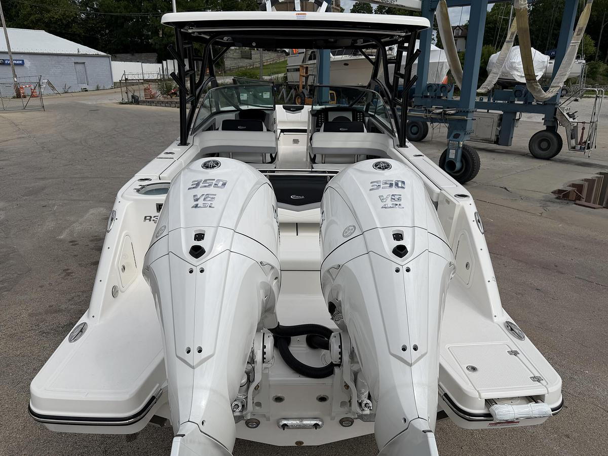 2026 Robalo R317 Dual Console