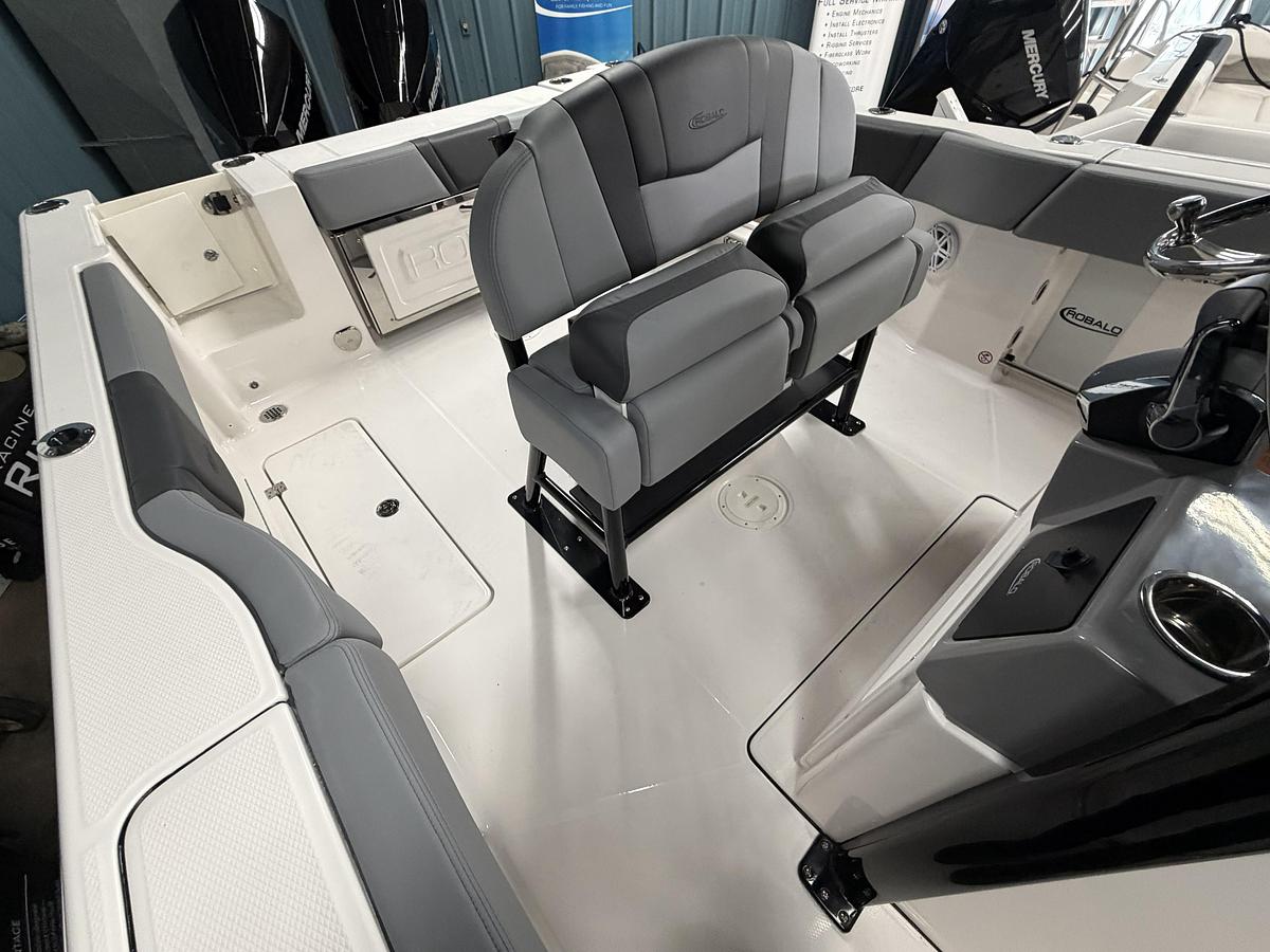 2027 Robalo R250