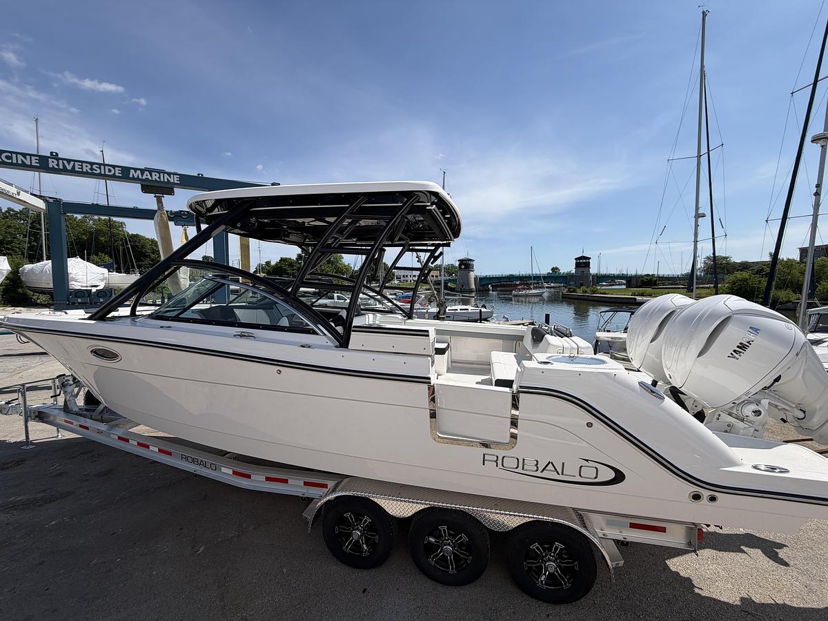 2026 Robalo R317 Dual Console