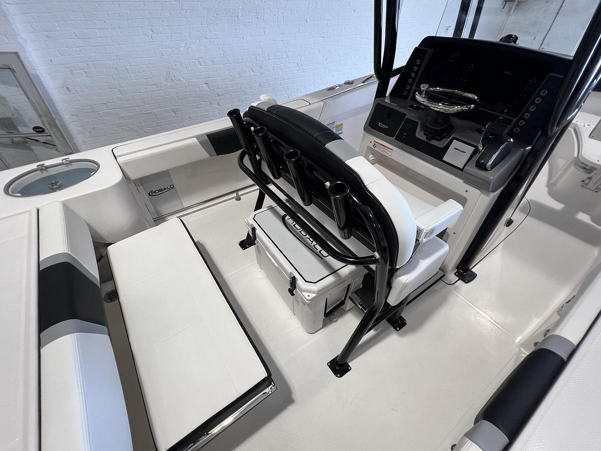 2025 Robalo R230 Center Console