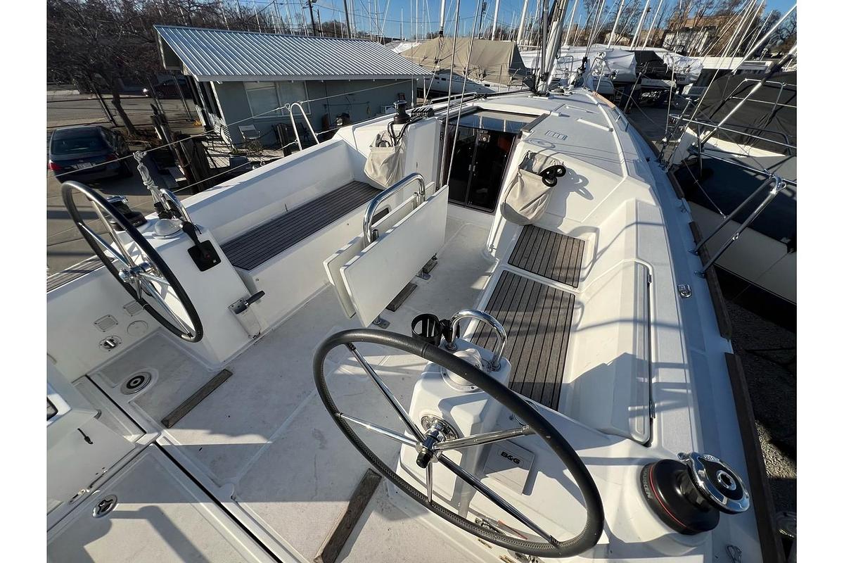 Used 2019 Beneteau Oceanis 35.1