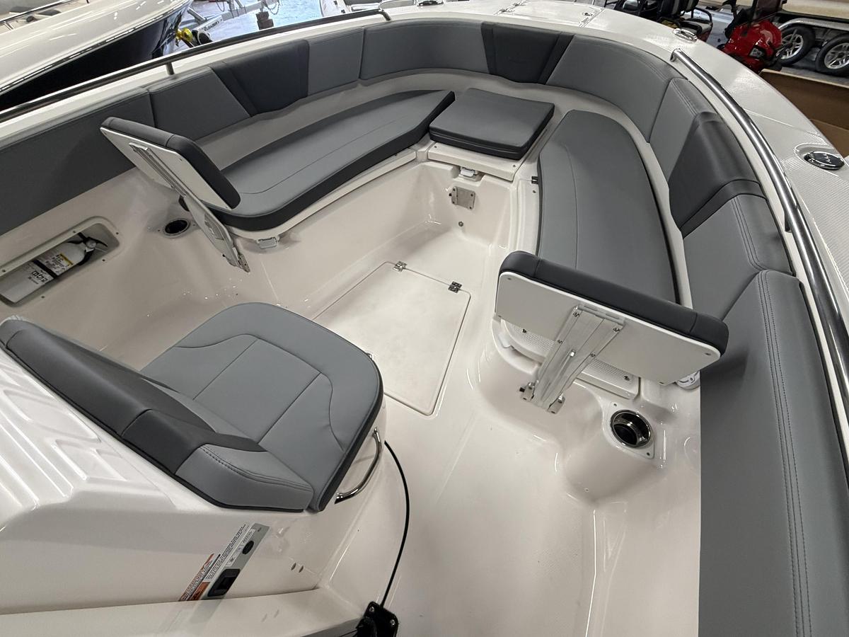 2027 Robalo R250