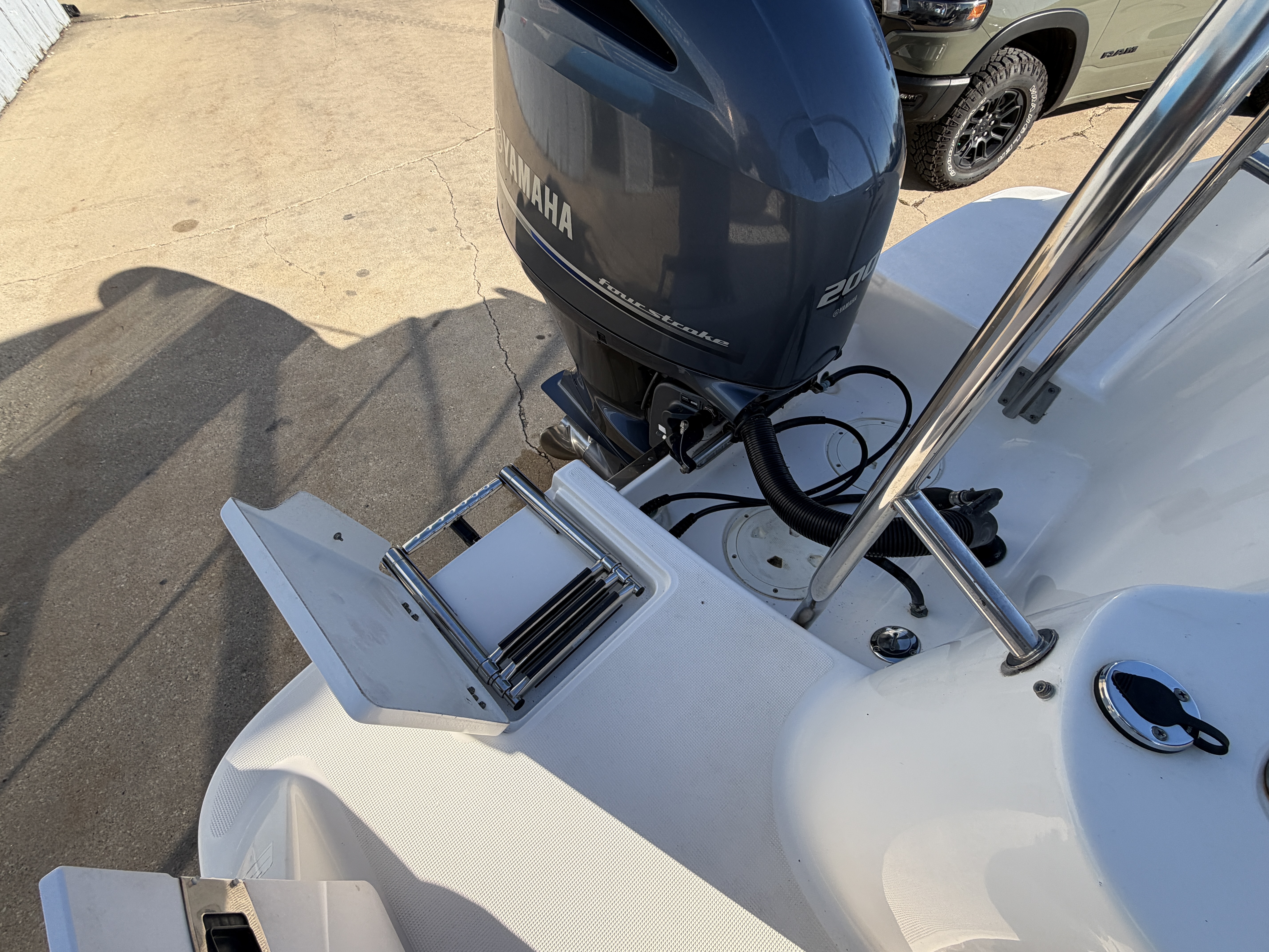 Used 2014 Robalo R227 Dual Console