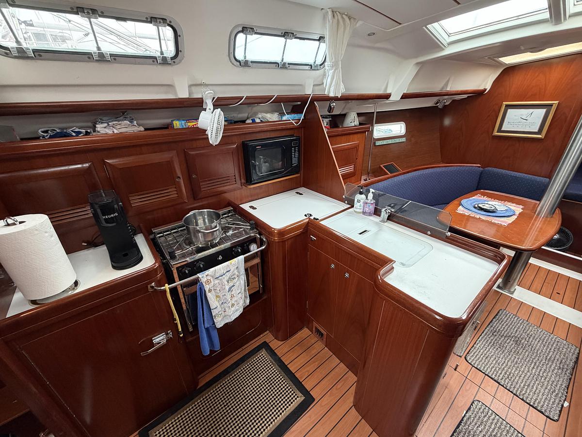 Used 2005 Beneteau 373