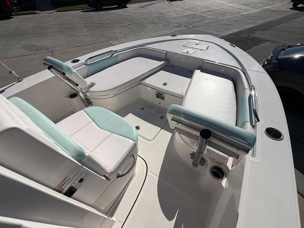 Used 2020 Robalo 226 Cayman