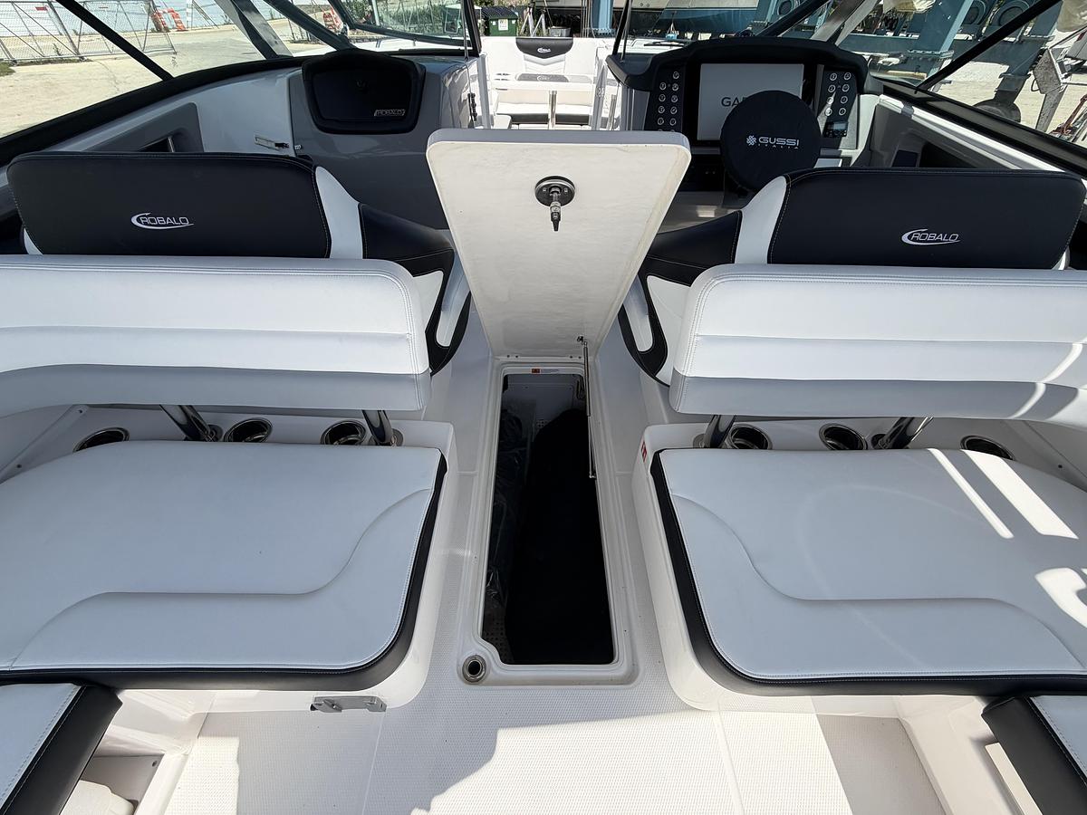 2026 Robalo R317 Dual Console