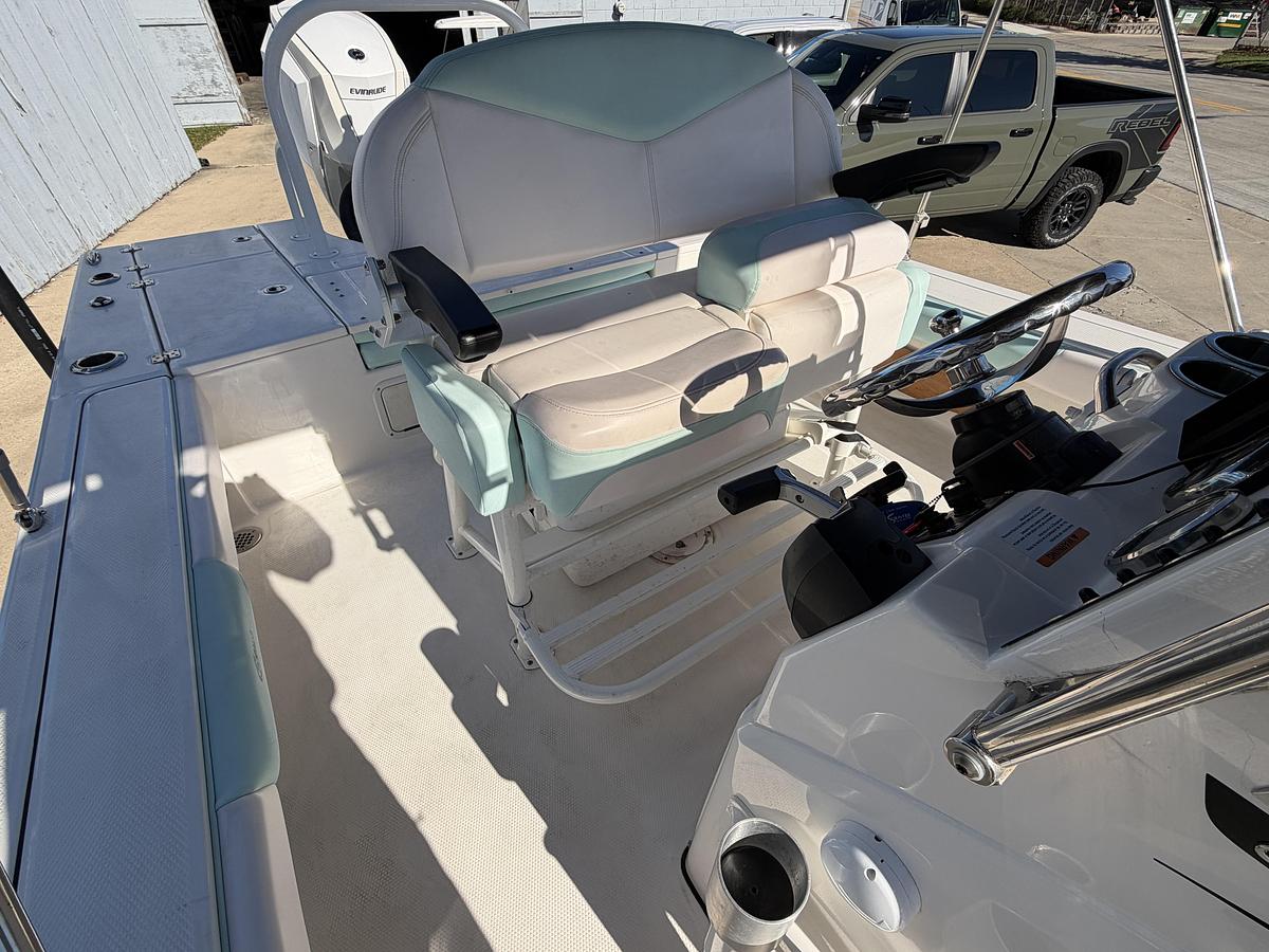 Used 2020 Robalo 226 Cayman