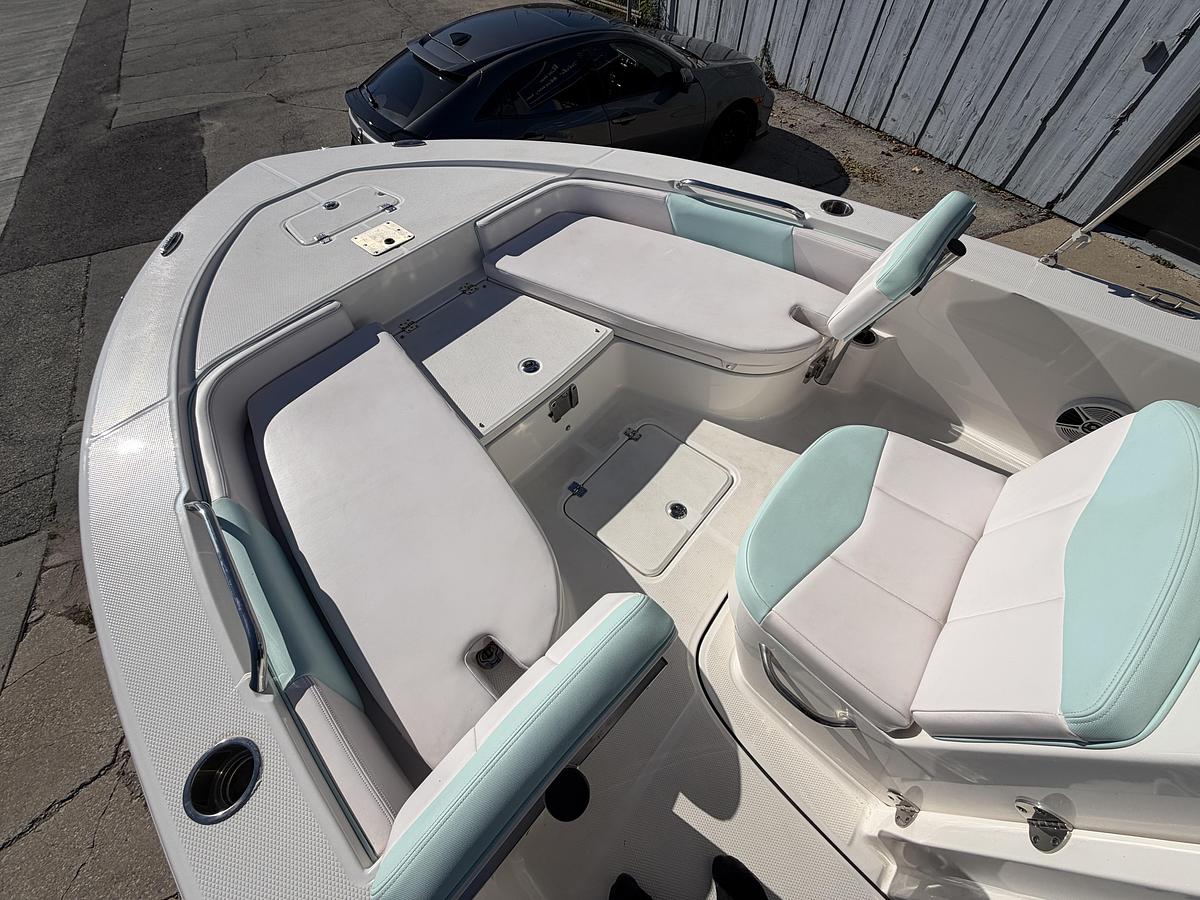 Used 2020 Robalo 226 Cayman
