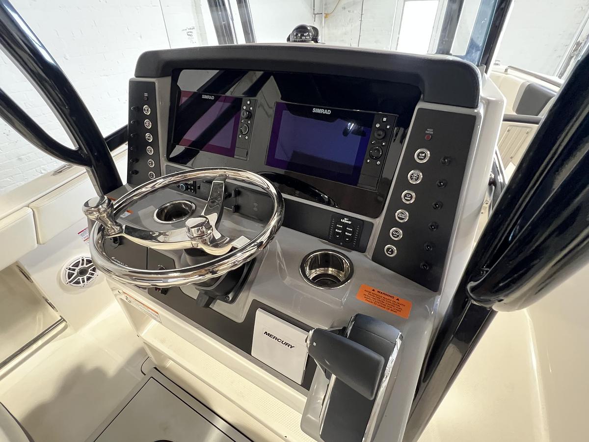 2025 Robalo R230 Center Console