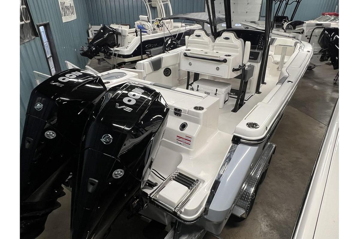 2025 Robalo Center Console R250