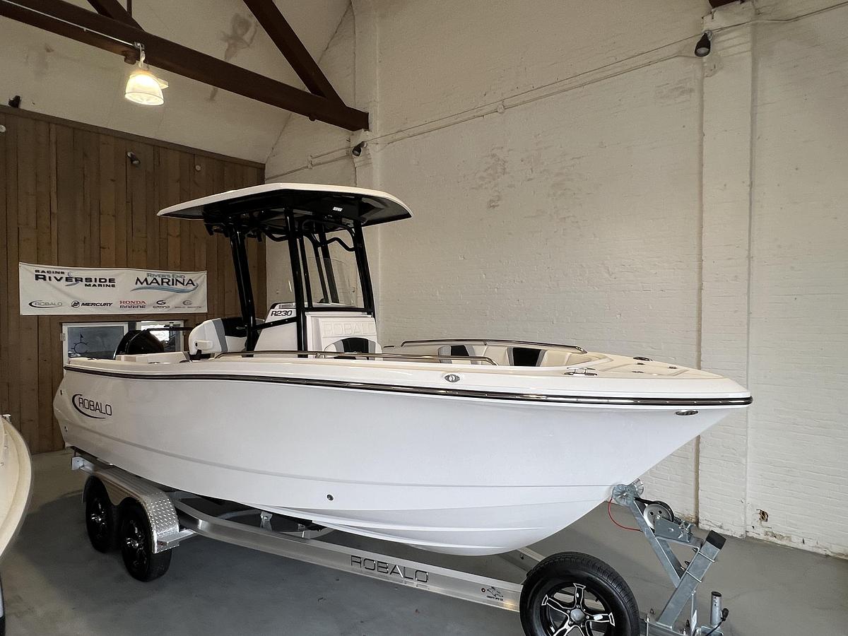 2025 Robalo R230 Center Console