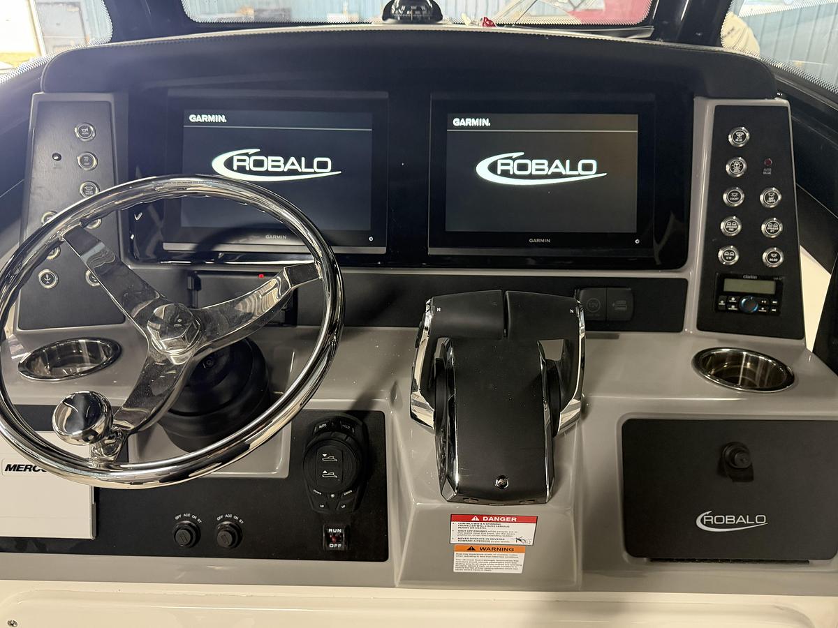 2027 Robalo R250