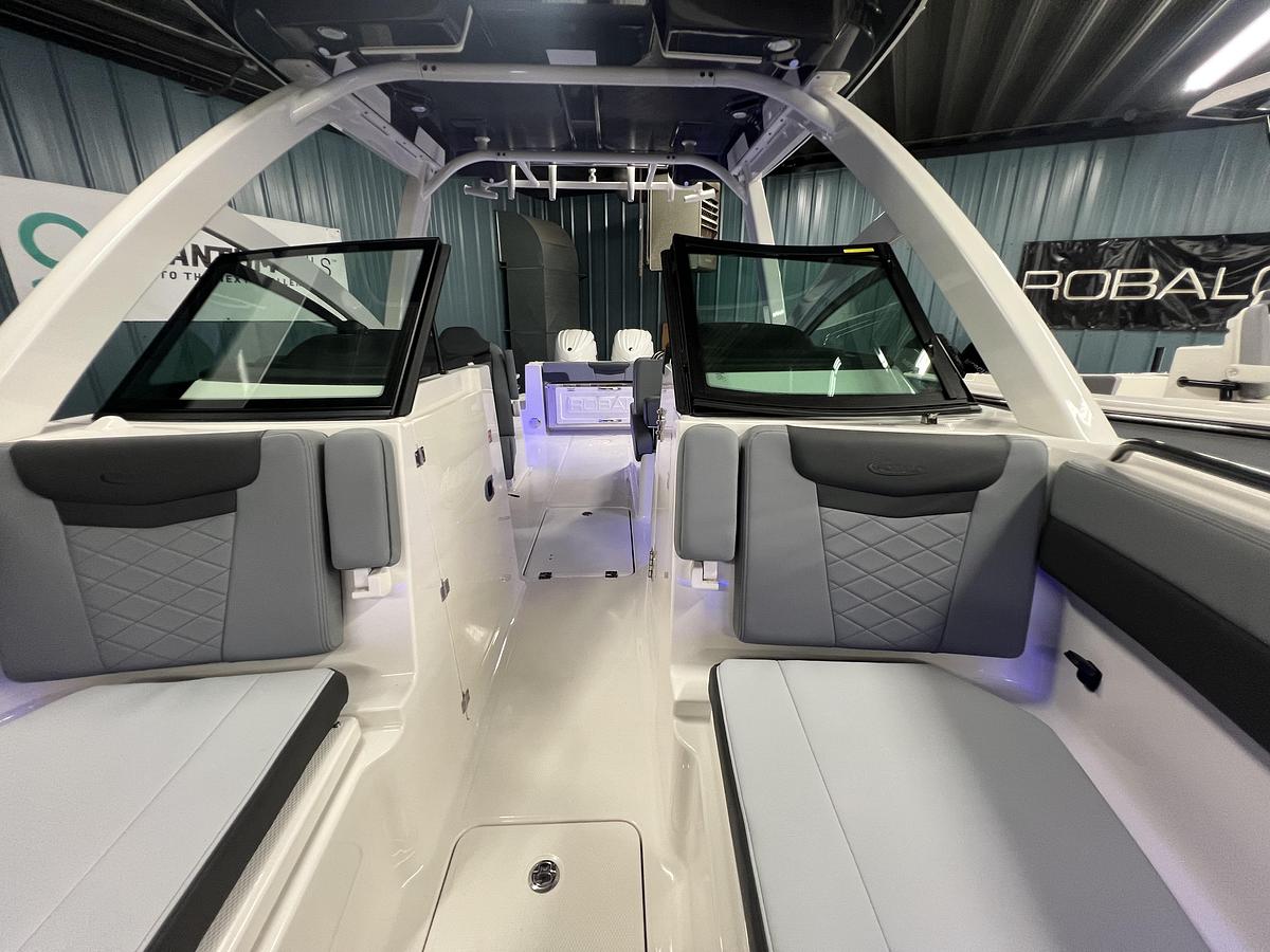2026 Robalo R257 Dual Console