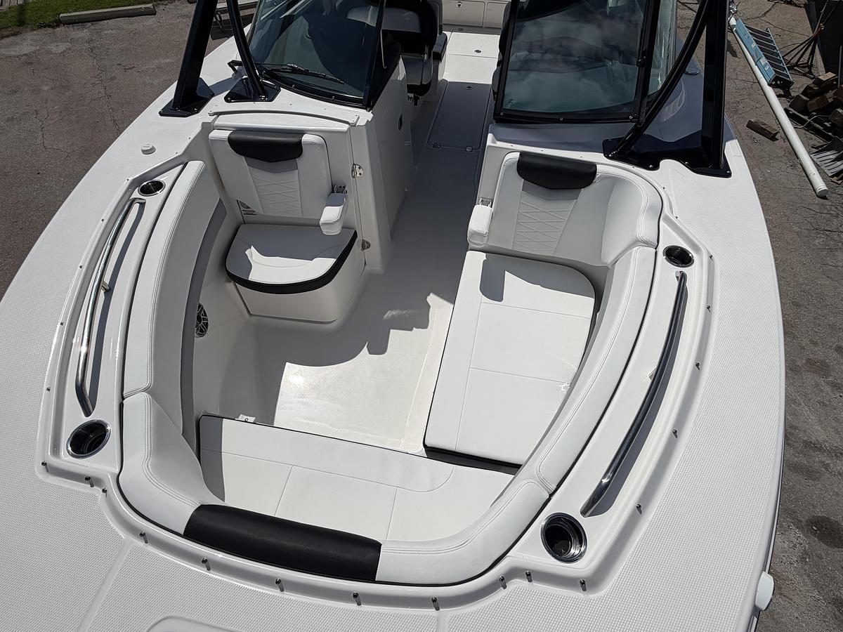 2026 Robalo R317 Dual Console