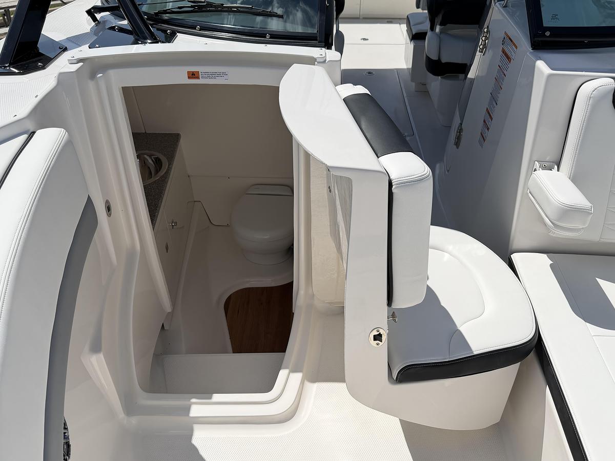 2026 Robalo R317 Dual Console