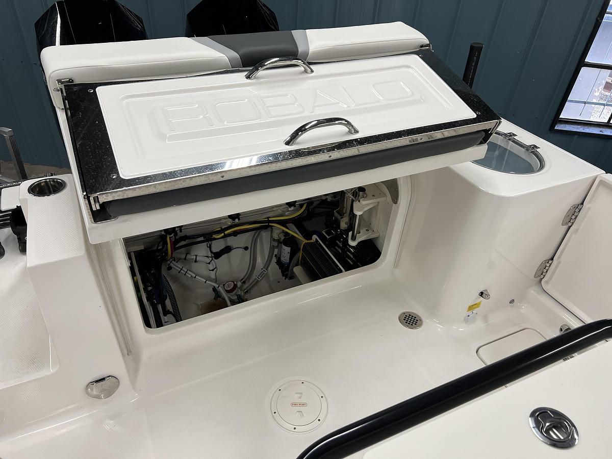 2026 Robalo Center Console R250