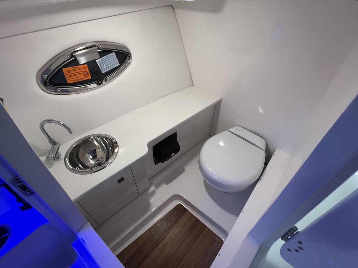 2026 Robalo R257 Dual Console