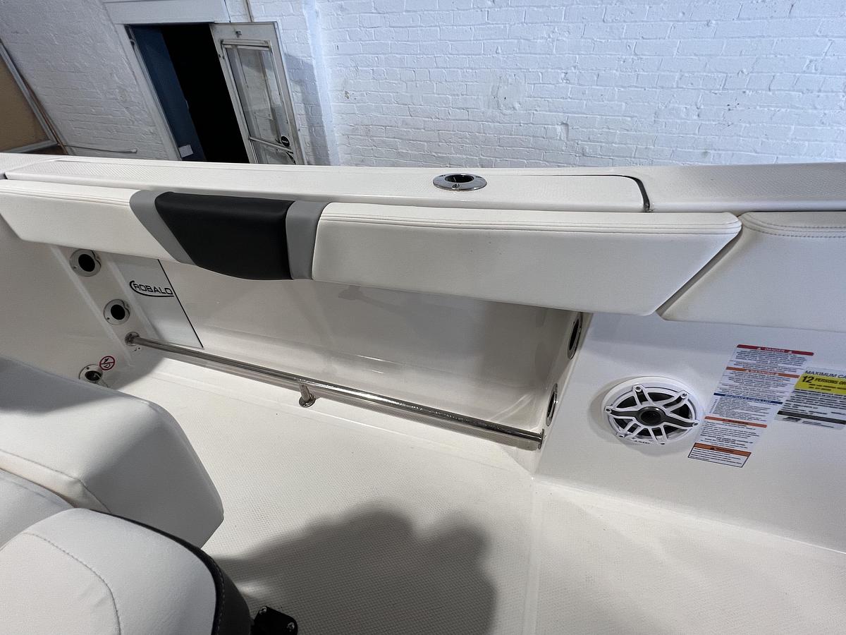 2025 Robalo R230 Center Console