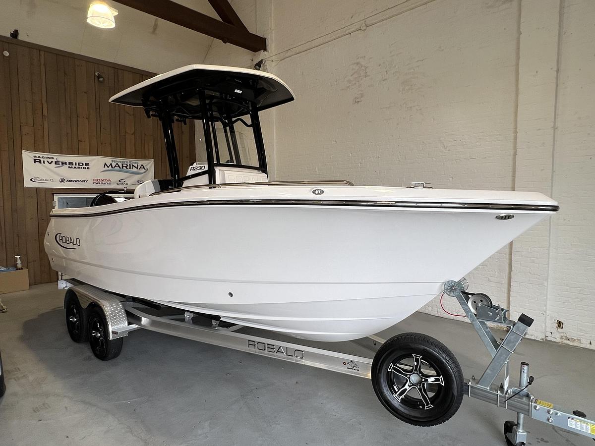 2025 Robalo R230 Center Console