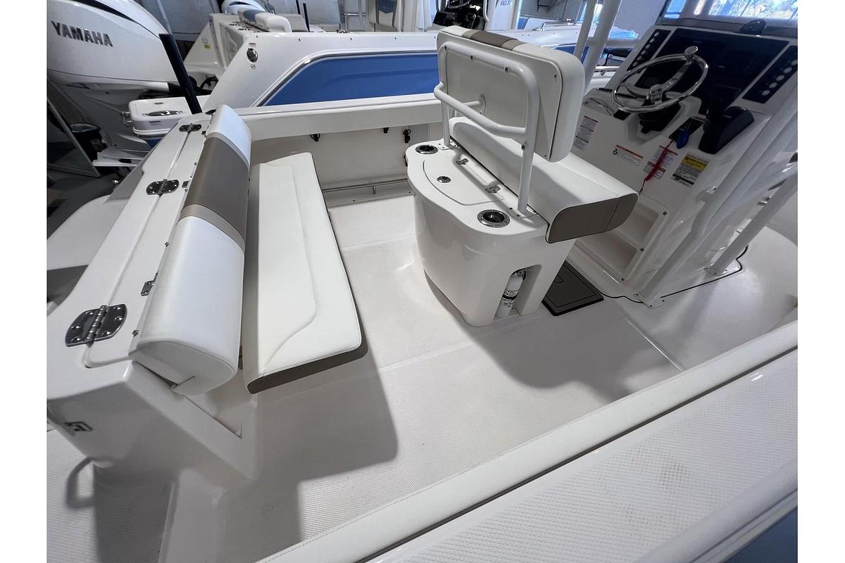 2023 Robalo R-222 White