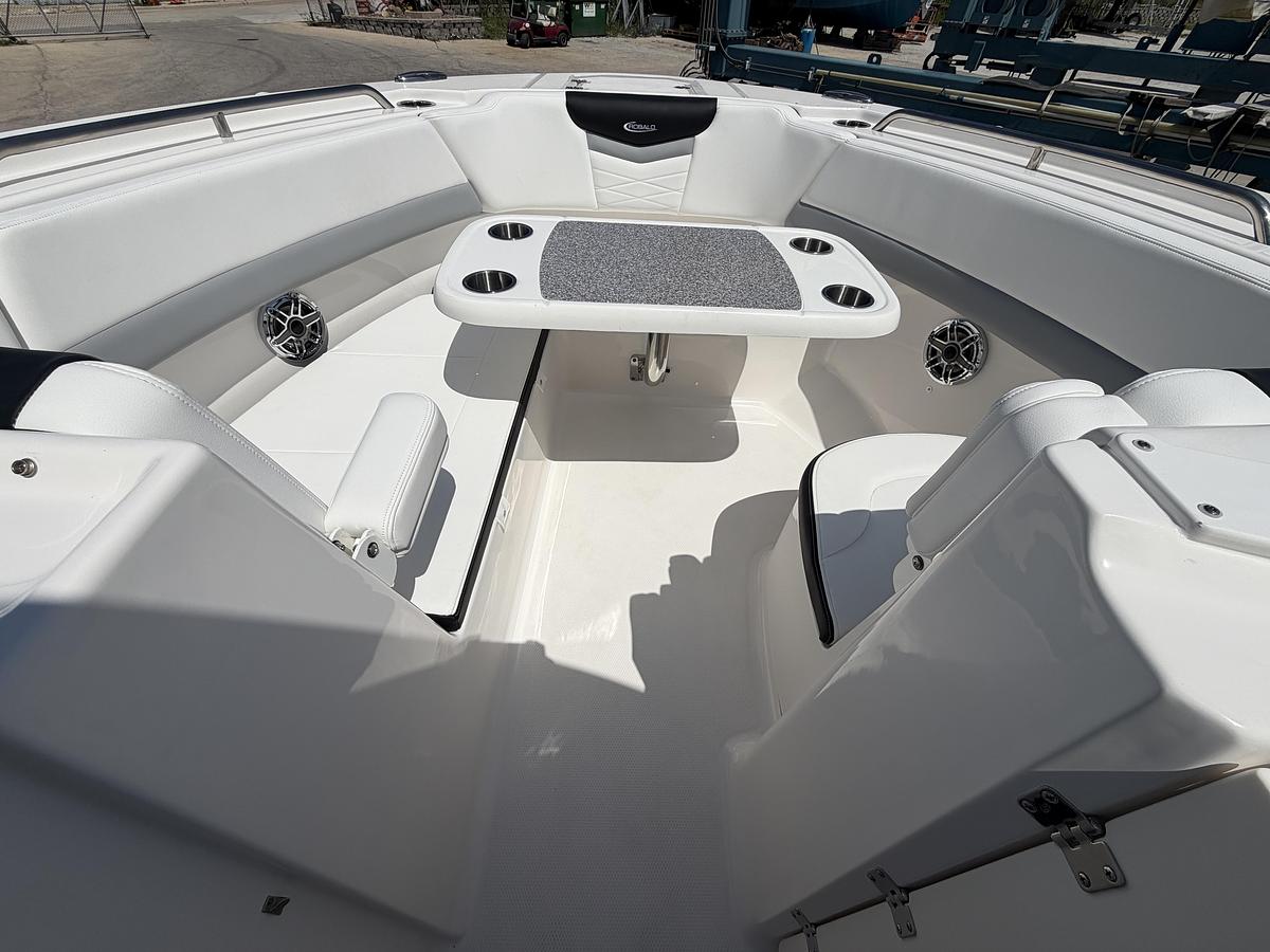 2026 Robalo R317 Dual Console