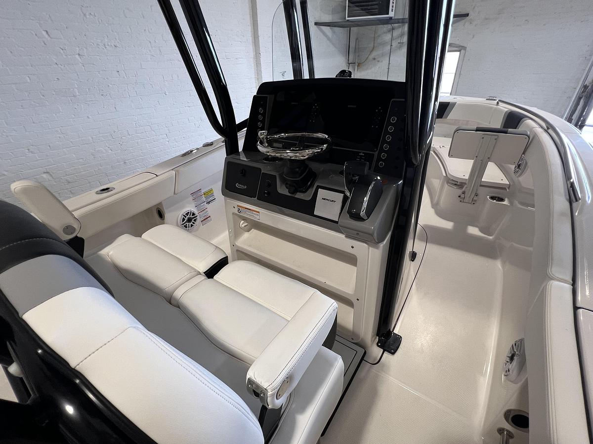 2025 Robalo R230 Center Console