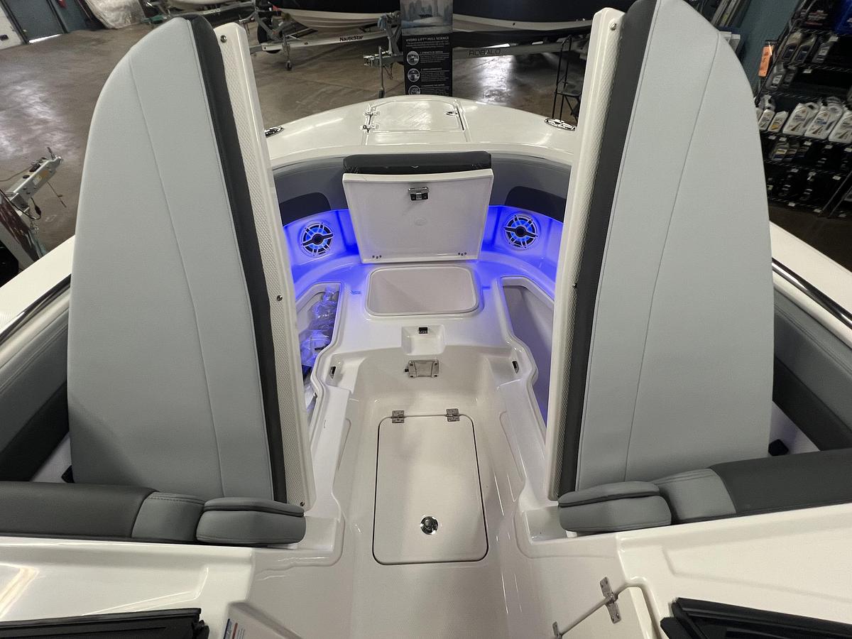 2026 Robalo R257 Dual Console