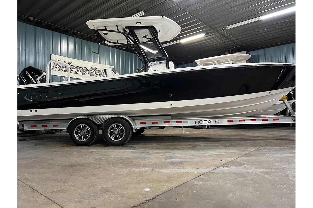 Used 2023 Robalo R-266 Deepwater Black Wide Band