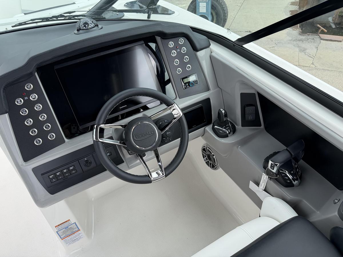 2026 Robalo R317 Dual Console