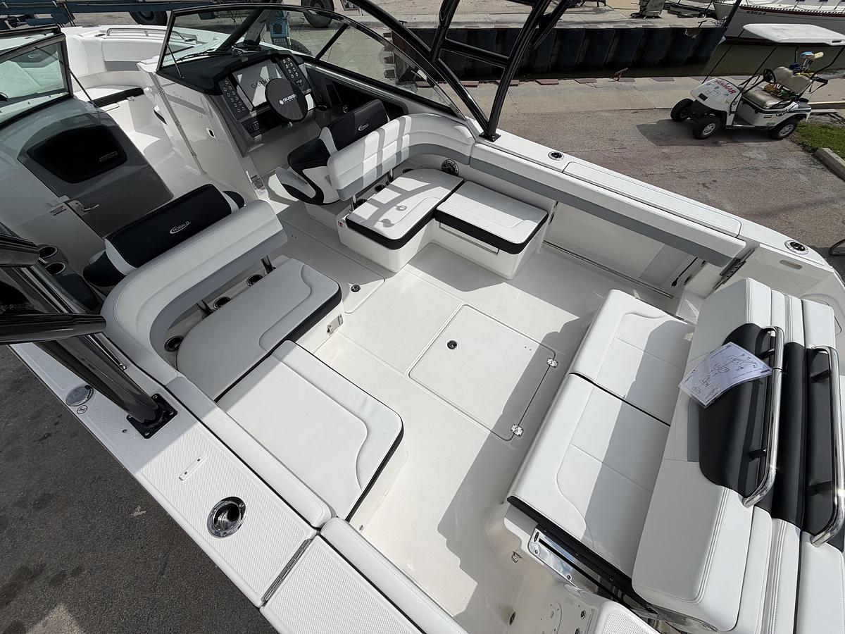 2026 Robalo R317 Dual Console