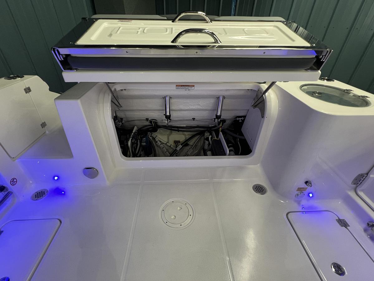 2026 Robalo R257 Dual Console