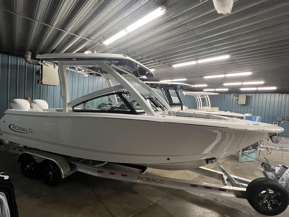2026 Robalo R257 Dual Console