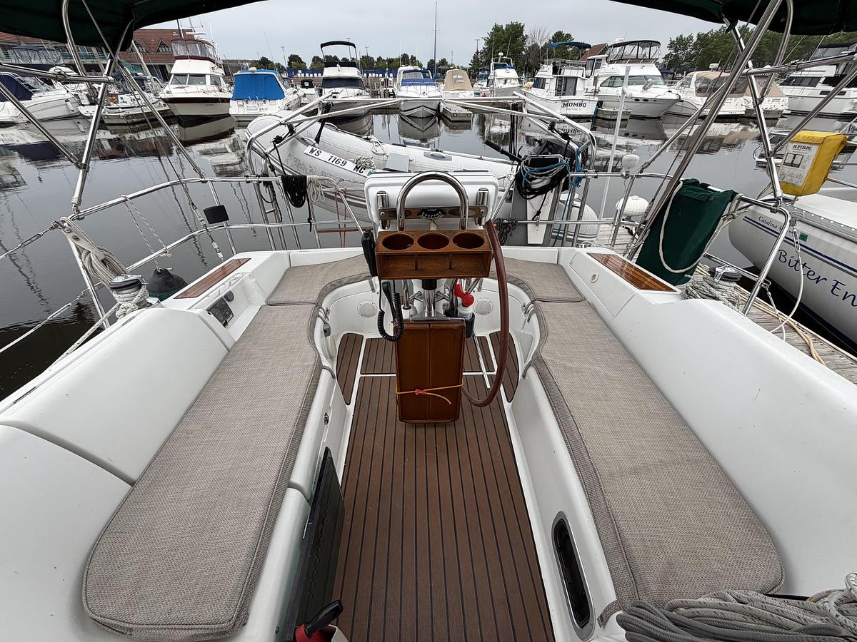 Used 2005 Beneteau 373