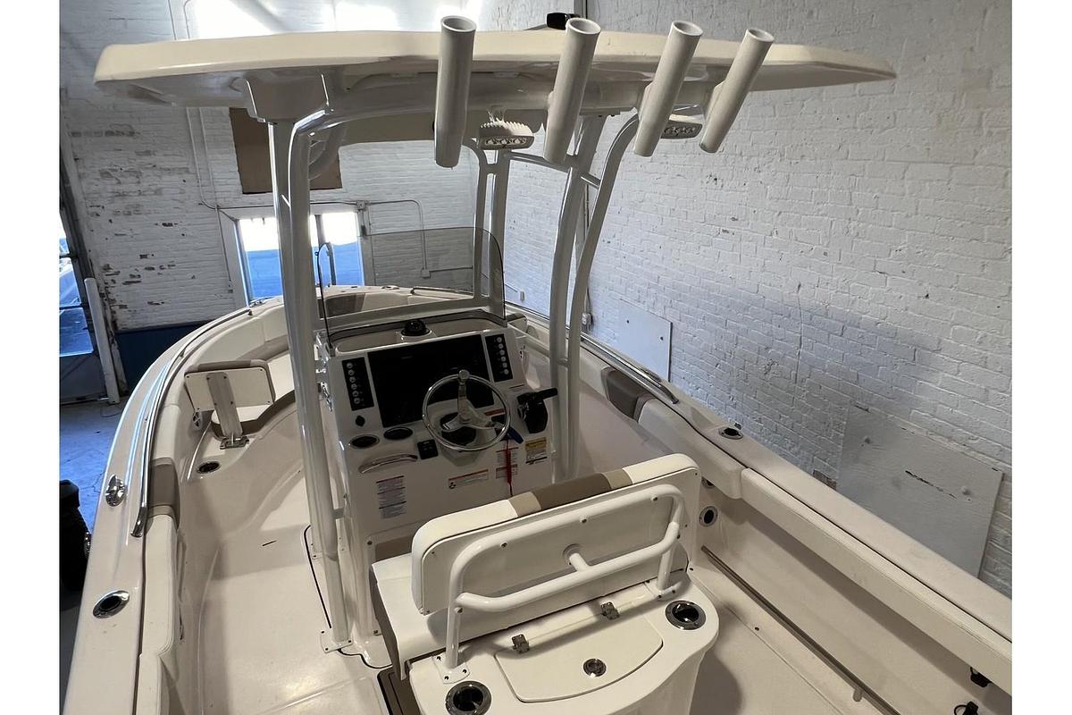 2023 Robalo R-222 White