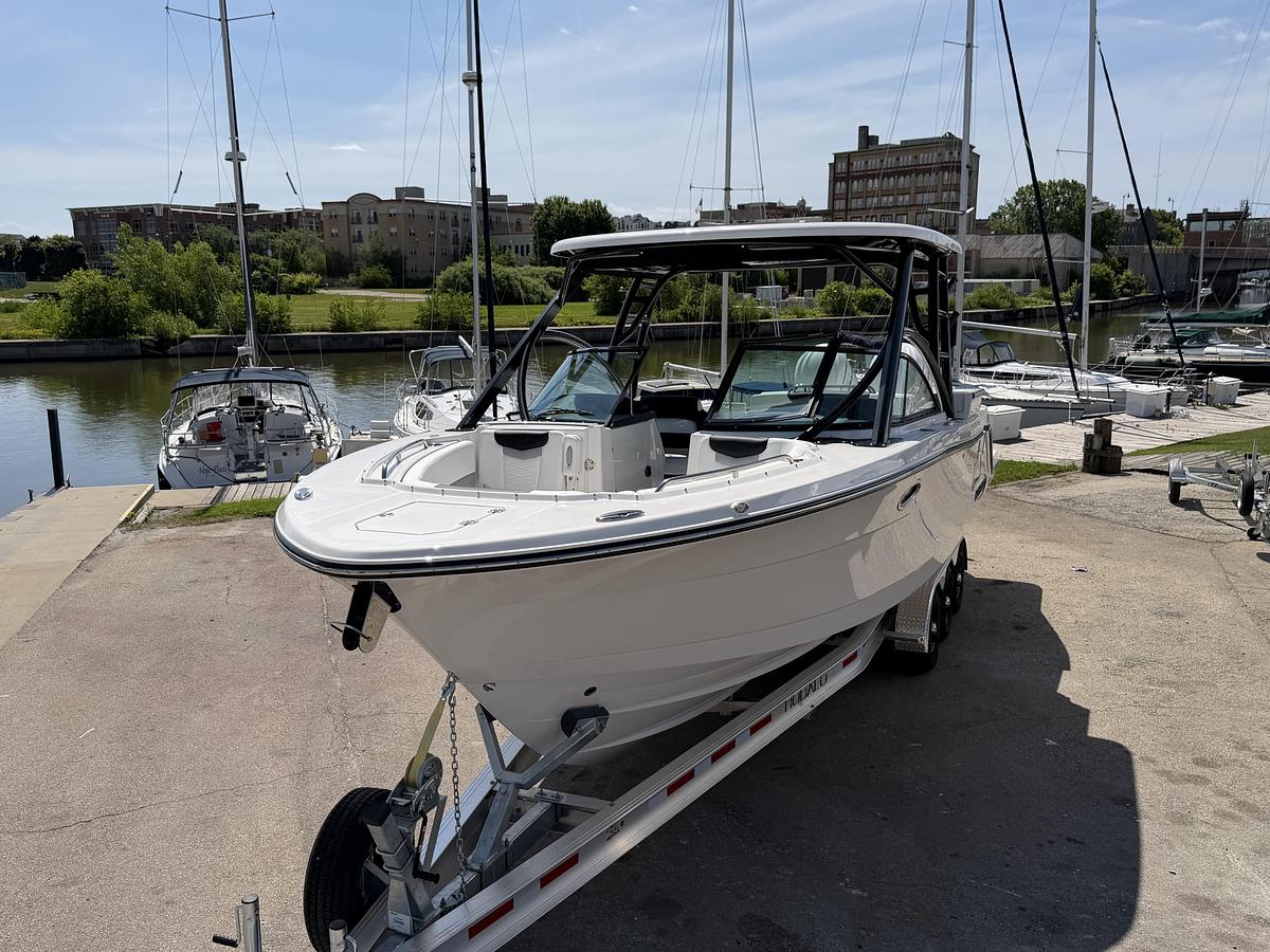 2026 Robalo R317 Dual Console