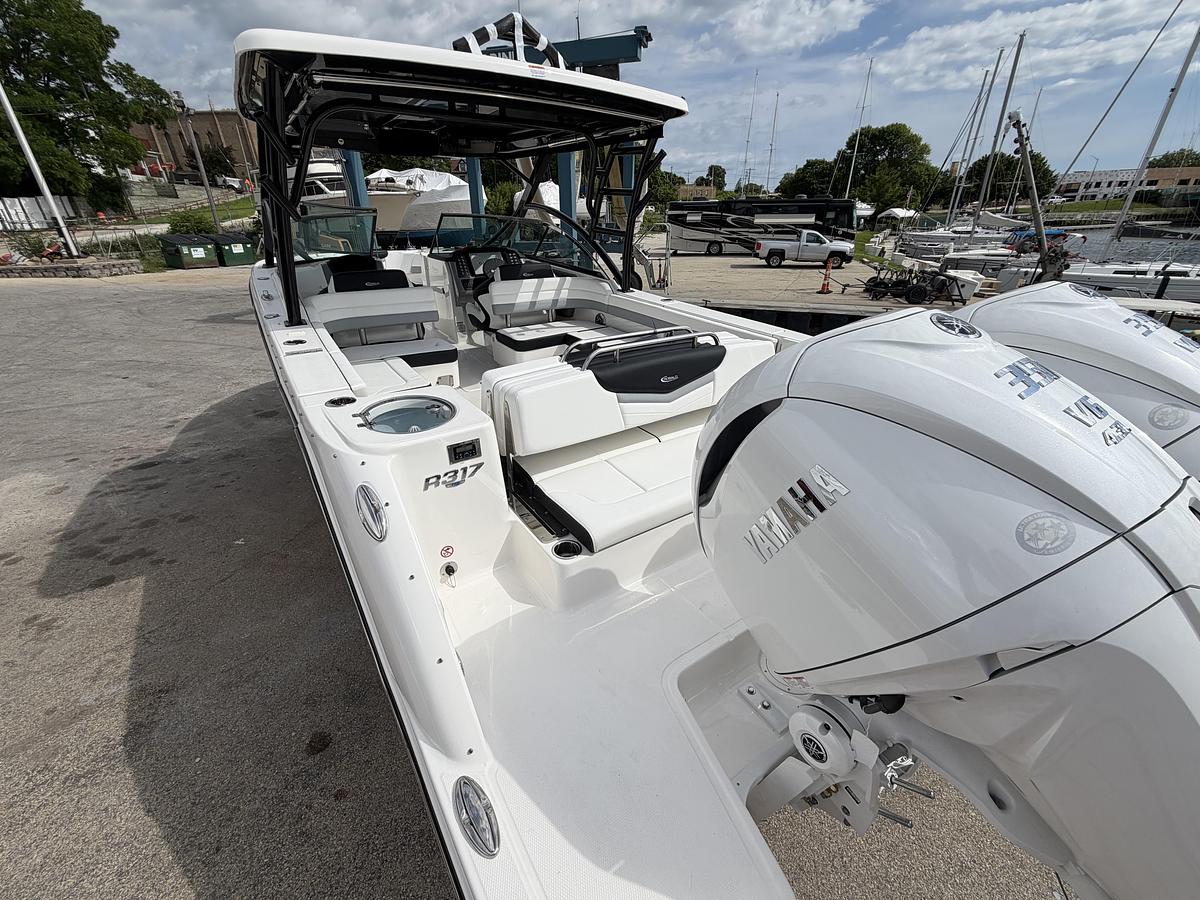 2026 Robalo R317 Dual Console