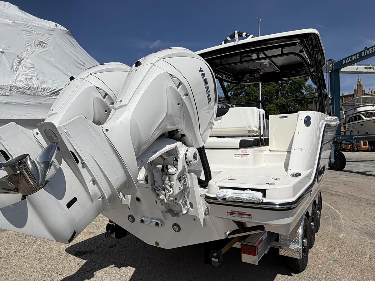 2026 Robalo R317 Dual Console