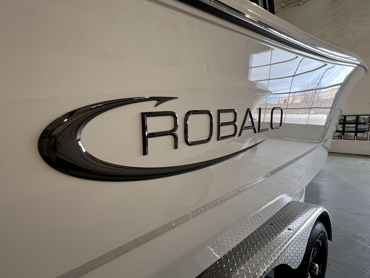 2025 Robalo R230 Center Console