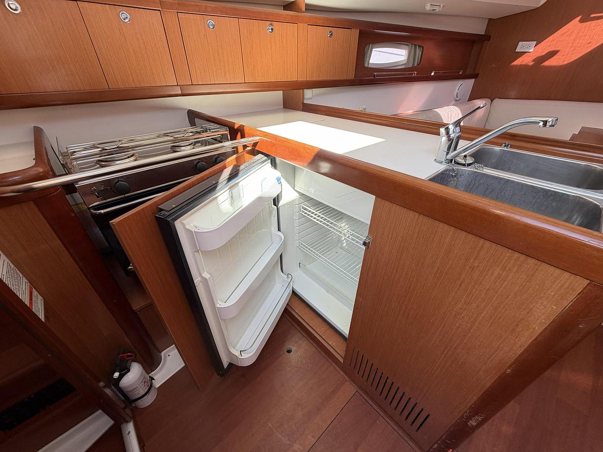 Used 2010 Beneteau Oceanis 34