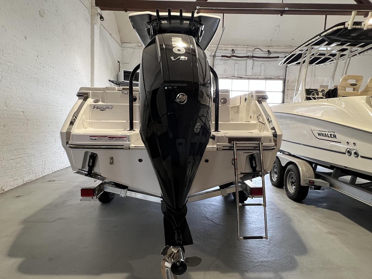 2025 Robalo R230 Center Console
