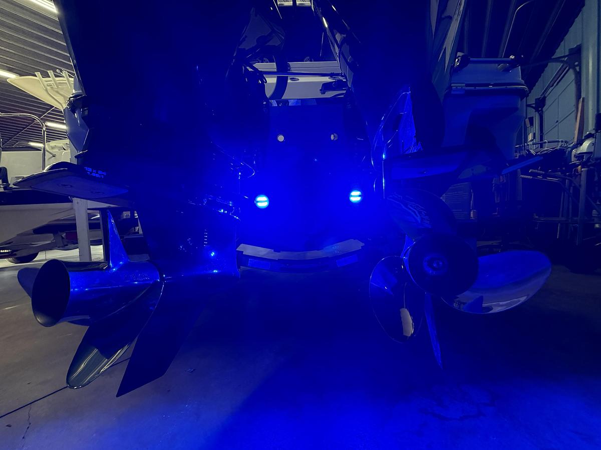 2027 Robalo R250