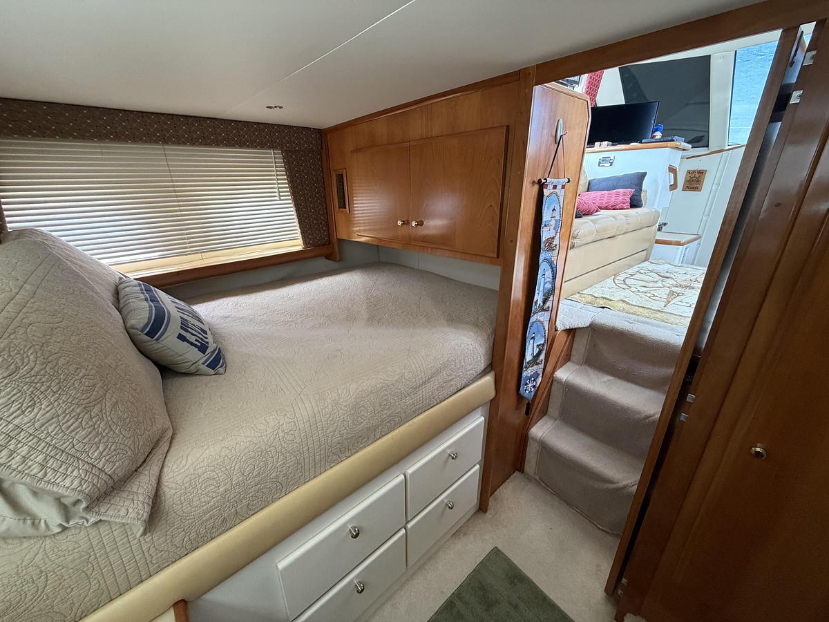 Used 2001 Carver 326 Aft Cabin Motor Yacht