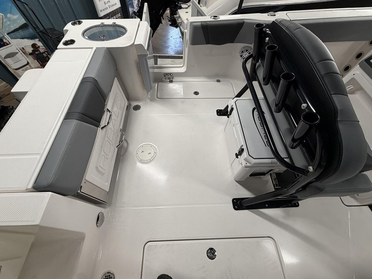 2027 Robalo R250