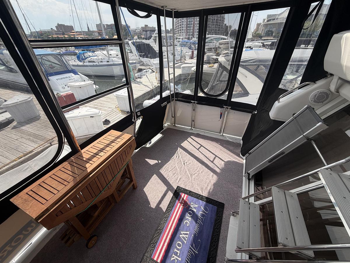 Used 2001 Carver 326 Aft Cabin Motor Yacht