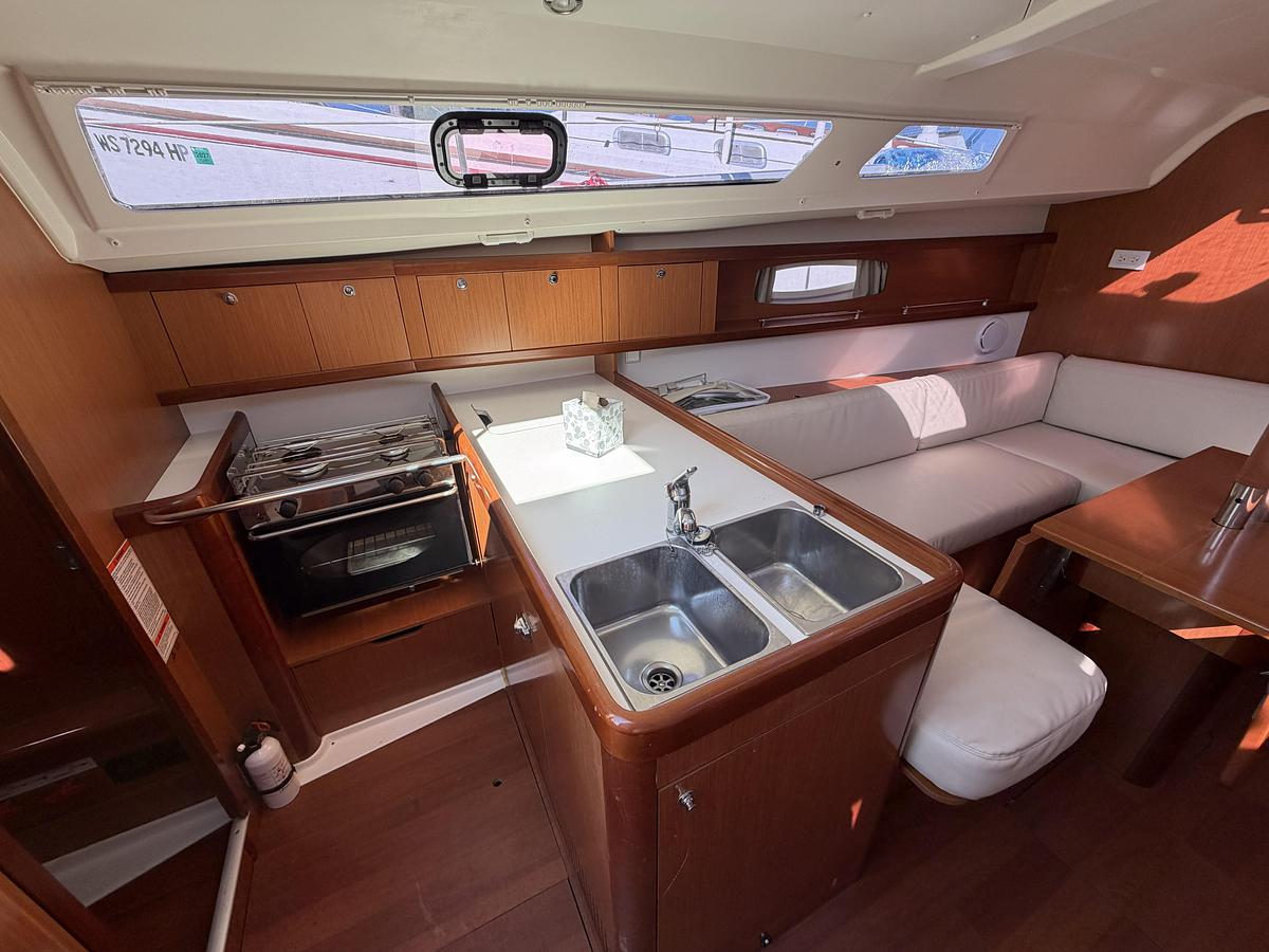 Used 2010 Beneteau Oceanis 34
