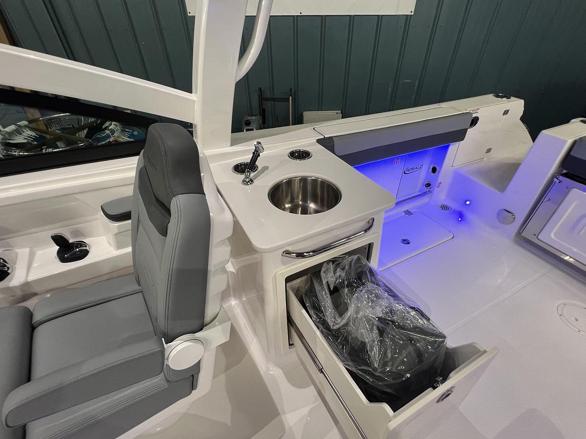 2026 Robalo R257 Dual Console
