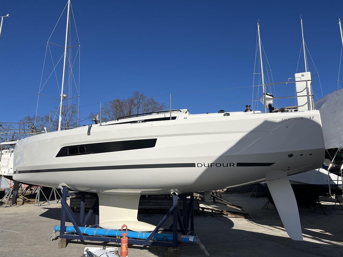 2026 Dufour Yachts D37